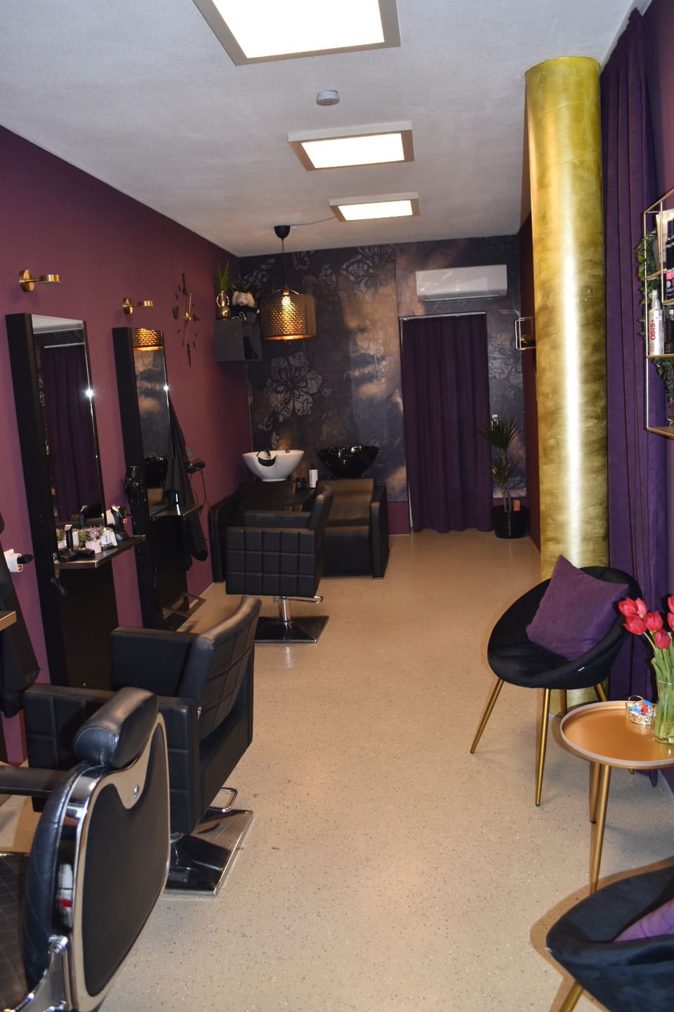 Salon-Innenansicht mit goldener Säule und burgunderroter Wand, Friseursalon Jeti in Schalchen.