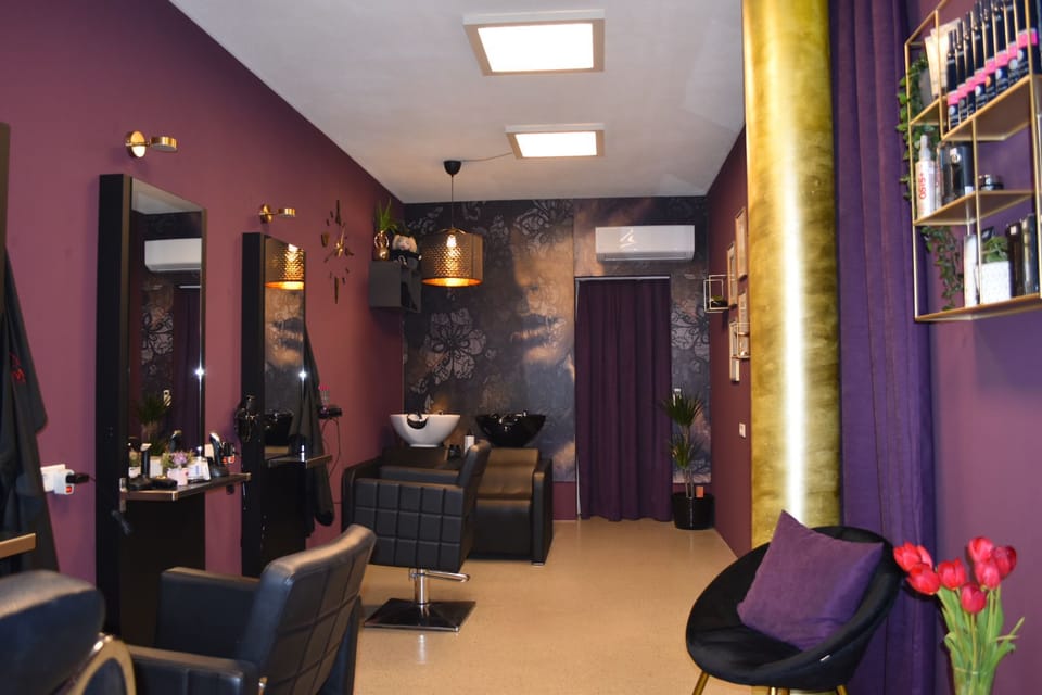 Friseursalon Jeti in Schalchen — Stylingbereich mit Spiegeln und Waschplatz.