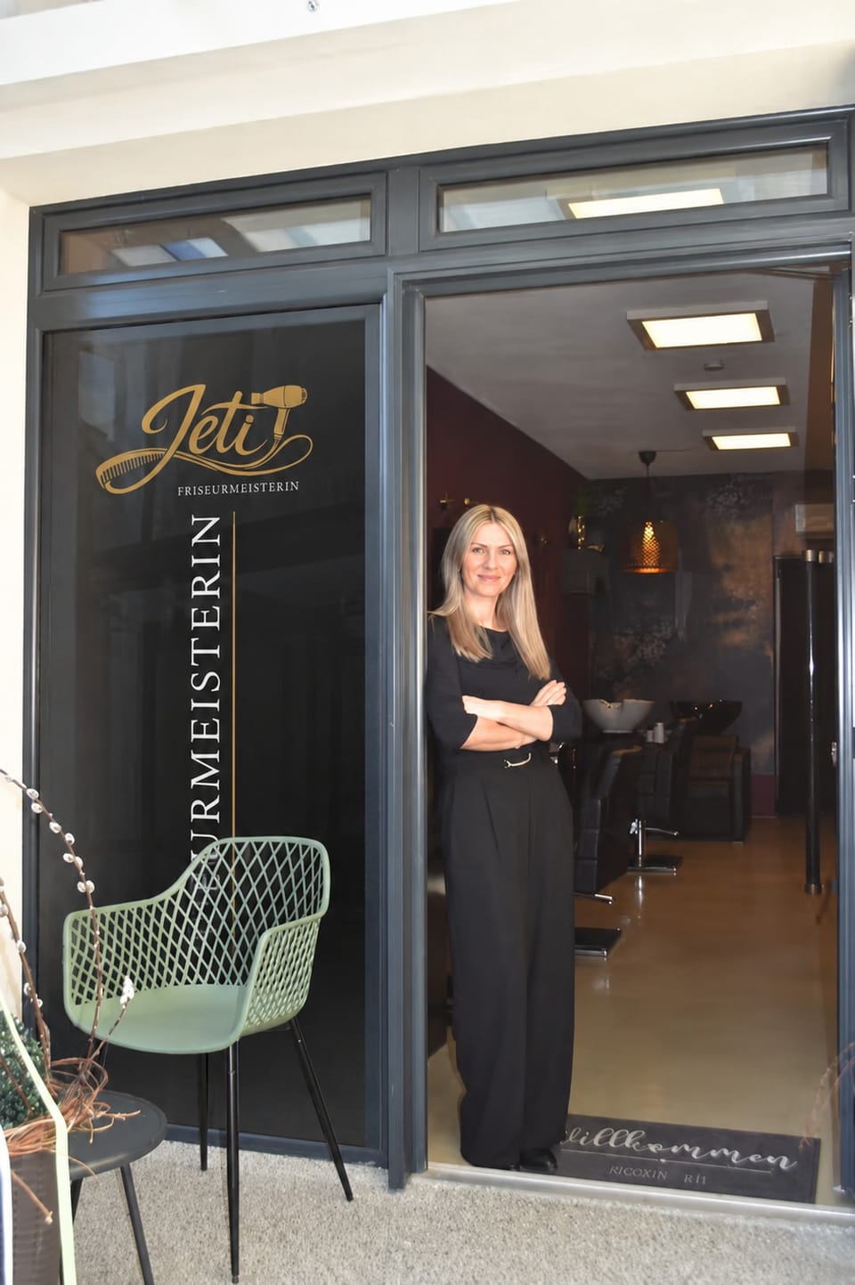 Jetore Mustafa, Friseurmeisterin, im Eingang ihres Friseursalons Jeti in Schalchen.