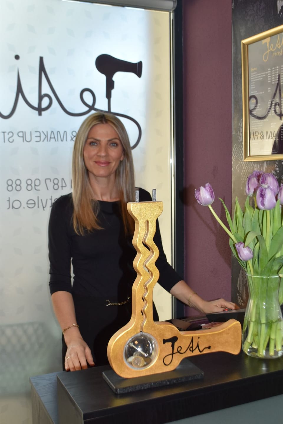 Jetore Mustafa, Friseurmeisterin, in ihrem Salon in Schalchen.