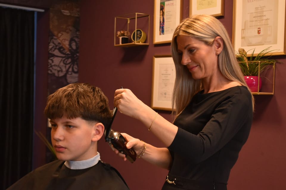 Jetore schneidet einen Fade — Herrenhaarschnitt im Salon in Schalchen.