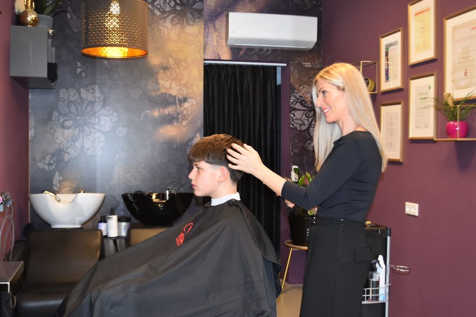 Jetore stylt einen Kinderhaarschnitt — Kinderfriseur im Salon in Schalchen.